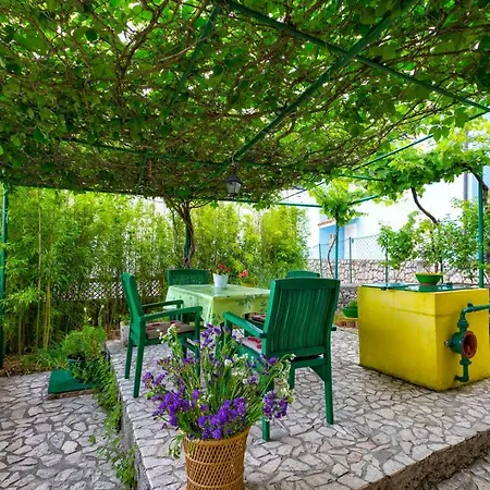Nona, Guest house