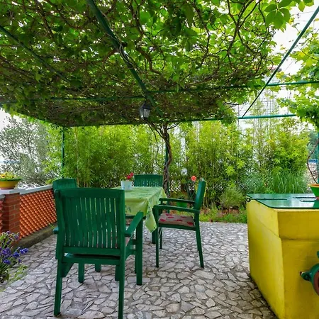 Nona, Guest house