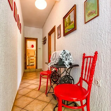 Nona, Guest house